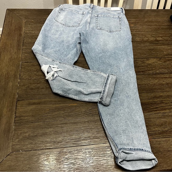 Hollister ULTRA HIGH-RISE RIPPED LIGHT WASH MOM JEANS - Picture 4 of 12